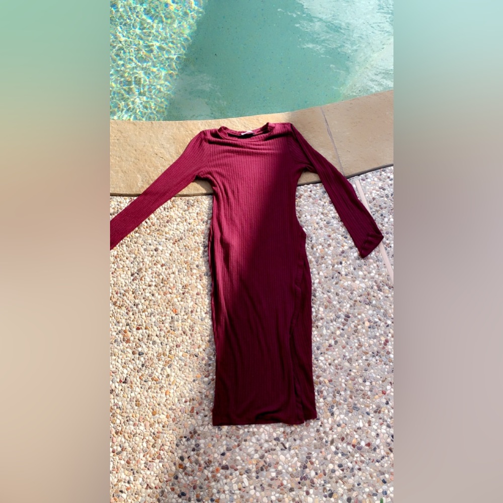 Fashion nova thigh leg cut dress. The color is maroon and the size is a S-M